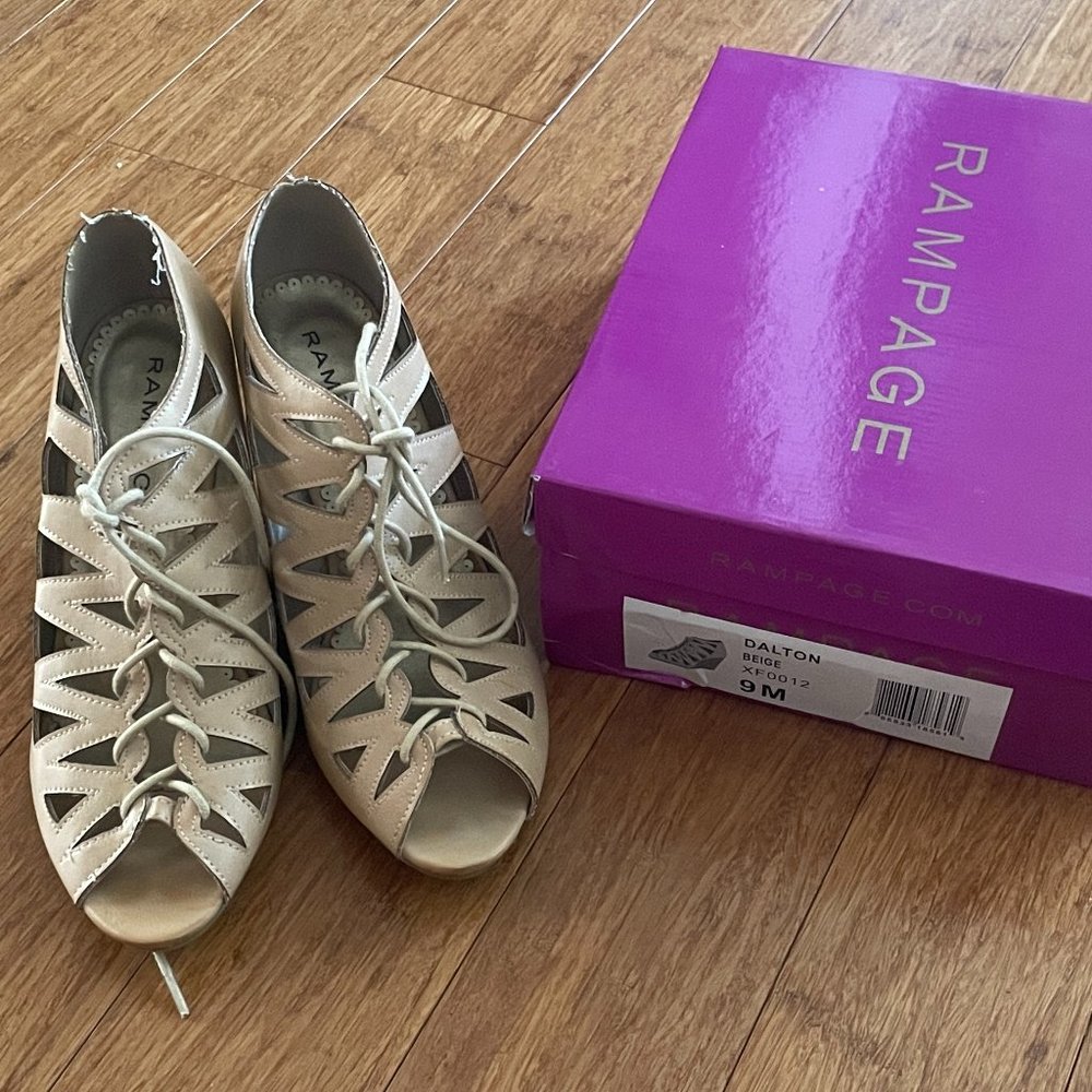 RAMPAGE DALTON BEIGE WEDGE SANDALS TIE UP SZ 9M W BOX